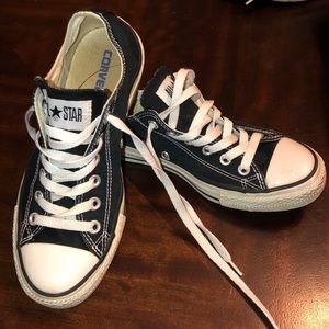 Black converses. 👟